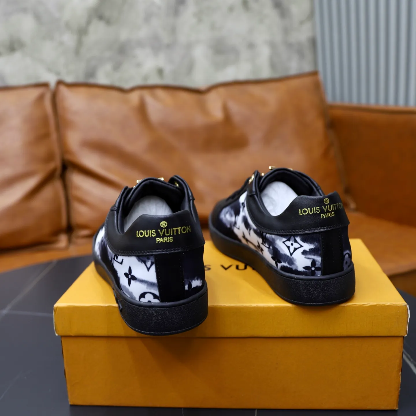 Ex-factory price: 400💰🙅‍♂️🙅‍♂️🙅‍♂️ Brand: LV Louis Vuitton Standard code: 38-44 (45 customized) Grade: Same as the official website Material: Original material splicing Comfortable and breathable lining Lightweight and wear-resistant sports outsole Style category: Men's fashionable casual shoes Running sneakers Distinguished luxury brand elements Top luxury Color: actual picture color